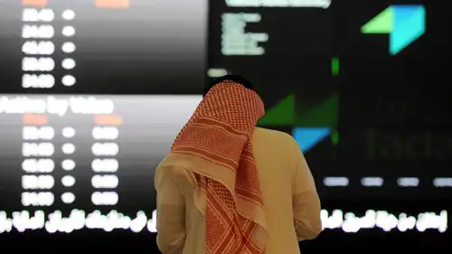 متعامل يراقب الشاشات داخل سوق الأسهم السعودية (تداول) في العاصمة الرياض يوم 15 يونيو 2015.