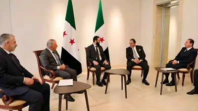 من لقاء سابق للرئيس السوري أحمد الشرع بمجموعة من رجال الأعمال السوريين في دمشق.