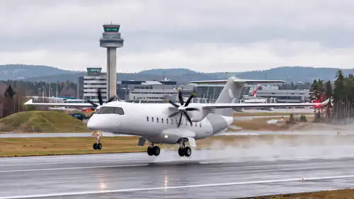 طائرة Heart ES-36 الهجينة الكهربائية خلال الهبوط على المدرج.