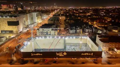 موقع إنشاء برج «الرمز» بالرياض من تنفيذ شركة «الرمز للعقارات» السعودية.