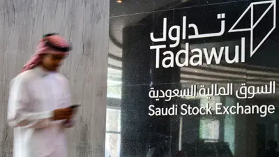 يمر أمام مقر السوق المالية السعودية «تداول» في العاصمة الرياض يوم 12 ديسمبر 2019.