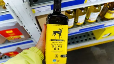 زجاجات زيت الزيتون التونسي (Terra Delyssa) على رفوف أحد المتاجر، تيومين، روسيا، 4 نوفمبر 2023.