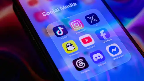 شاشة هاتف ذكي تظهر عليها شعارات مواقع التواصل الاجتماعي، في كريتاي، فرنسا، يوم 19 يونيو 2026