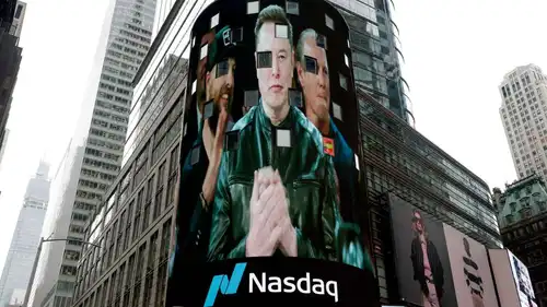 عرض توضيحي يظهر إيلون ماسك، الرئيس التنفيذي لشركة «سبيس إكس»، في يوم طرح أسهم الشركة للاكتتاب العام الأولي في بورصة ناسداك، في مدينة نيويورك، الولايات المتحدة الأميركية، في 12 يونيو 2026.