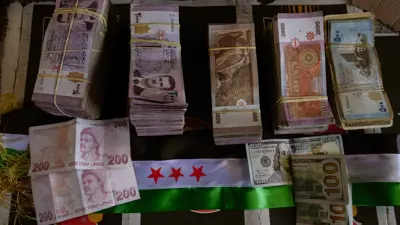 محل صرافة يعرض أوراقاً مالية من العملة السورية والدولار الأميركي والليرة التركية في دمشق، سوريا، بتاريخ 23 ديسمبر 2024.