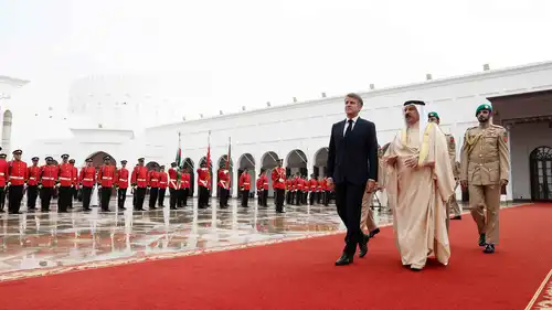 ملك البحرين حمد بن عيسى آل خليفة يستقبل الرئيس الفرنسي إيمانويل ماكرون في قصر الصخير بالقرب، في 20 أكتوبر 2026.