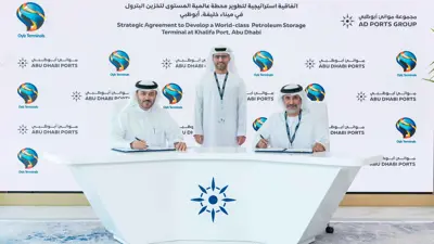 من توقيع الاتفاقية بين مجموعة موانئ أبوظبي وشركة «أويلز تيرمينالز» لتطوير منشأة عالمية المستوى لتخزين المنتجات النفطية النظيفة في ميناء خليفة.