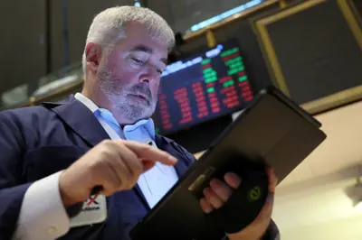 وسيط يتابع الأسعار في بورصة نيويورك (NYSE) ، 26 سبتمبر 2023