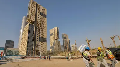 عمال بناء بموقع لأحد مشاريع العاصمة الإدارية الجديدة شرقي القاهرة في مصر يوم 1 أغسطس 2023.