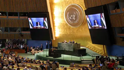 رئيس السلطة الفلسطينية محمود عباس، يظهر على شاشة وهو يتحدث عن بُعد خلال قمة الأمم المتحدة حول فلسطين في مقر الأمم المتحدة خلال اجتماعات الجمعية العامة للأمم المتحدة في نيويورك، 22 سبتمبر 2025. 