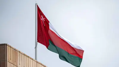علم سلطنة عُمان يرفرف فوق قصرالعلم الملكي في العاصمة مسقط، 27 سبتمبر 2022.