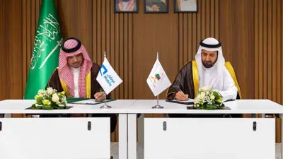 وزير الحج والعمرة بالسعودية توفيق بن فوزان الربيعة، والرئيس التنفيذي لشركة اتحاد اتصالات موبايلي نزار بانبيله في الرياض، السعودية يوم 3 يونيو 2025