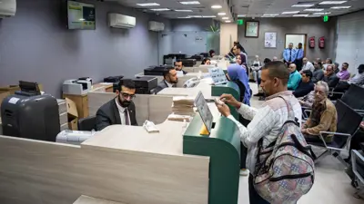 خلال يوم عمل بأحد فروع البنك الأهلي المصري في العاصمة المصرية القاهرة، يوم 3 أبريل 2023.