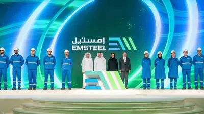 مجموعة من مسؤولي وعمال شركة «إمستيل» لمواد البناء خلال إحدى الفعاليات في العاصمة الإماراتية أبوظبي
