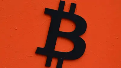 رمز عملة «بيتكوين» يُعرض خارج ماكينة صراف آلي للعملات الرقمية، بمدينة كراكوف في بولندا، يوم 20 نوفمبر 2024.