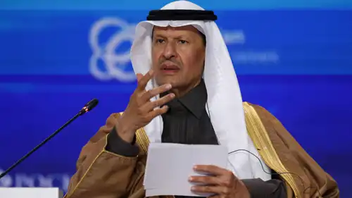 وزير الطاقة السعودي عبد العزيز بن سلمان يتحدث خلال منتدى أسبوع الطاقة الروسي الدولي في العاصمة الروسية موسكو، يوم 15 أكتوبر 2025.