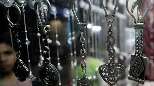إكسسوارات فضية في متجر مجوهرات بسوق في القاهرة، مصر، 21 يناير 2018.