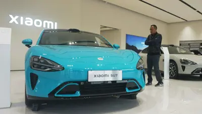 خلال عرض سيارة الطاقة الجديدة «SU7» داخل إحدى صالات العرض التابعة لـ«شياومي» في مدينة هانغتشو الصينية يوم 30 أكتوبر 2024.