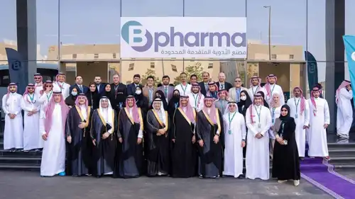 صورة تذكارية خلال تدشين وزير الصناعة والثروة المعدنية السعودي، بندر بن إبراهيم الخريف، مصنع الأدوية المتقدمة بي فارما يوم 28 يناير 2026.