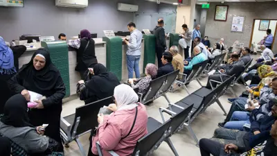متعاملون داخل أحد فروع البنك الأهلي في العاصمة المصرية القاهرة يوم 3 أبريل 2023.