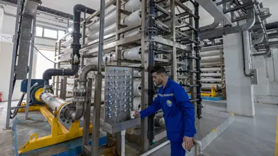 عامل مصري في محطة الريسا لتحلية مياه البحر في مدينة العريش المصرية، يوم 20 مارس 2022.