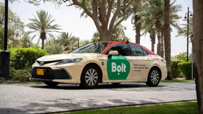 مركبة أجرة تعمل ضمن تطبيق «بولت» في مدينة دبي، الإمارات العربية المتحدة.