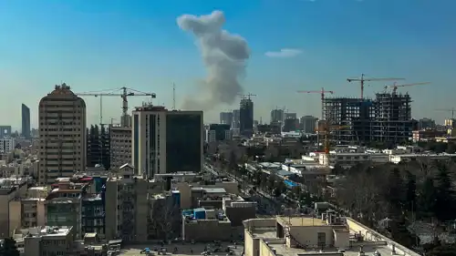 تصاعدت سحابة من الدخان عقب انفجار بعد شن إسرائيل ضربة على طهران، إيران، يوم 28 فبراير 2026.