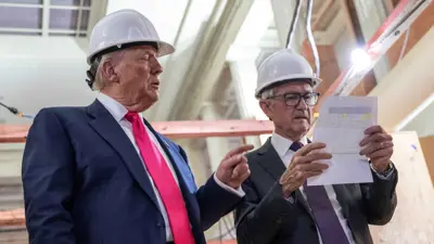 الرئيس الأميركي دونالد ترامب يناقش بيان التكاليف مع رئيس «الاحتياطي الفيدرالي» جيروم باول خلال زيارته إلى مقر المجلس في العاصمة الأميركية واشنطن يوم 24 يوليو 2025.