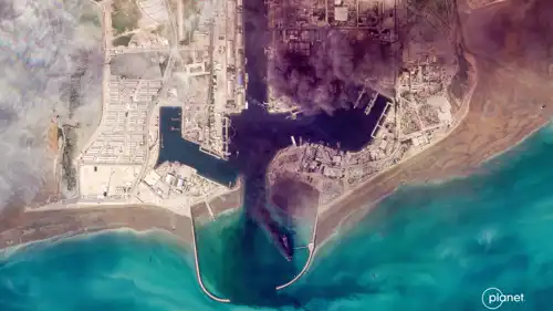 صورة التقطها القمر الصناعي لشركة 2026 Planet Labs PBC في 2 مارس 2026 تظهر تصاعد الدخان عقب انفجار من ميناء بندر عباس المطل على مضيق هرمز.