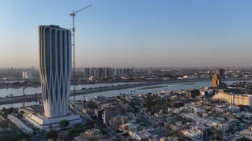 صورة من الجو لبرج البنك المركزي العراقي الجديد في حي الجادرية على ضفة نهر دجلة، بغداد - 29 مايو 2025.