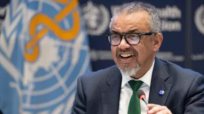 مدير منظمة الصحة العالمية تيدروس غيبريسوس بعد الإجماع على اتفاق مواجهة الأوبئة المستقبلية بمقرّ المنظمة في مدينة جنيف السويسرية يوم 16 أبريل 2025. 