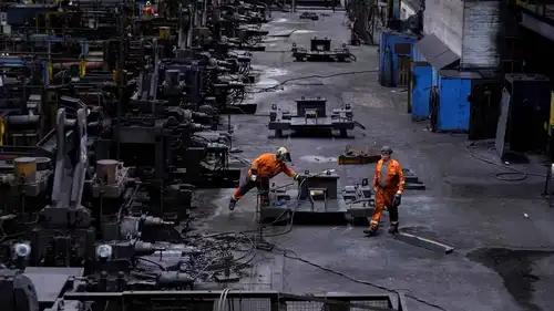 عمال في موقع شركة «بريتيش ستيل» في لينكولنشاير، بريطانيا، يوم 17 أبريل 2025.