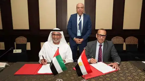 صورة تذكارية خلال توقيع الإمارات ومصر اتفاقية توسيع حقوق النقل الجوي بينهما تدريجياً على مدى السنوات الخمس المقبلة، بتاريخ 29 يوليو 2026.