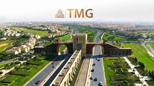لقطة جوية تُظهر البوابة الرئيسية الأيقونية لمدينة «مدينتي» في القاهرة الجديدة، والتابعة لمجموعة طلعت مصطفى المصرية