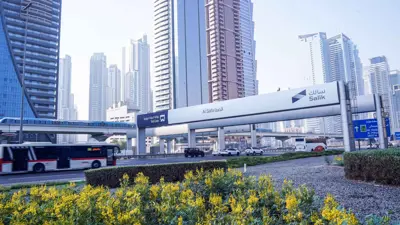 بوابة الصفا للتعرفة المرورية وسط شارع الشيخ زايد في دبي ـ الإمارات.