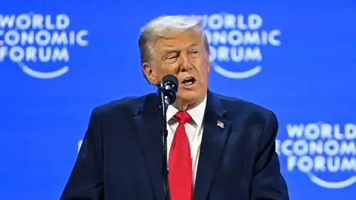 الرئيس الأميركي دونالد ترامب يلقي خطاباً خاصاً خلال الاجتماع السنوي للمنتدى الاقتصادي العالمي في دافوس، 21 يناير 2026. 