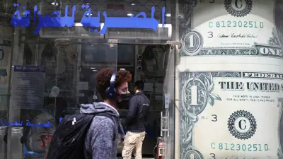 شخص يمر بجوار مكتب صرافة في العاصمة المصرية القاهرة يوم 21 مارس 2022