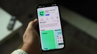 هاتف ذكي يعرض تطبيق "كريم" للتوصيل في دبي، الإمارات 