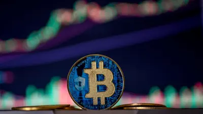 صورة توضيحية تظهر تقليداً للعملة المشفرة بيتكوين مرتبة بجانب شاشة تعرض مخطط تداول في إسطنبول 22 نوفمبر 2024