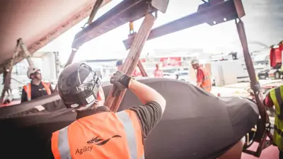 عامل خلال أداء مهامه في مصنع تابع لـ«أجيليتي غلوبال بي إل سي».