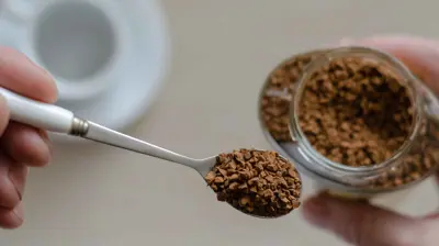 ملعقة تحتوي على قهوة سريعة التحضير