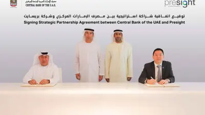 جانب من توقيع الإتفاقية بين مصرف الإمارات المركزي وشركة بريسايت