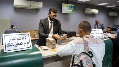متعامل داخل فرع البنك الأهلي المصري في العاصمة المصرية القاهرة، في 3 أبريل 2023.