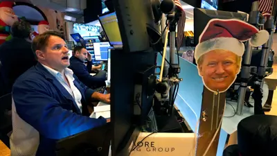 صورة للرئيس الأميركي المنتخب دونالد ترامب بقاعة التداول في بورصة نيويورك، الولايات المتحدة (NYSE) يوم 26 نوفمبر 2024