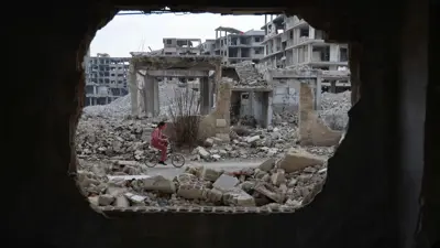 لقطة تجسد آثار الدمار الذي خلفته الحرب في حي داريا بدمشق، سوريا، في 12 يناير 2025.