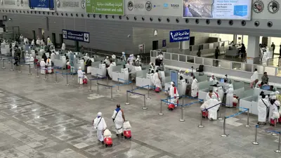 حجاج ينتظرون في مطار جدة لإنهاء إجراءات جوازات السفر في 13 يونيو 2023.