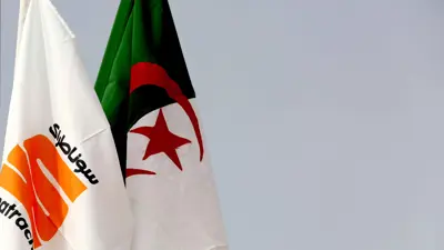 علم الجزائر وسوناطراك خلال تدشين مركز الفصل والضغط HGA الجنوب - حاسي مسعود بالجزائر في 23 فبراير 2023