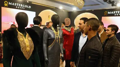 أشخاص يشاهدون المجوهرات خلال المعرض الدولي للذهب والمجوهرات «نيبو» في العاصمة المصرية القاهرة، يوم 20 فبراير 2022.