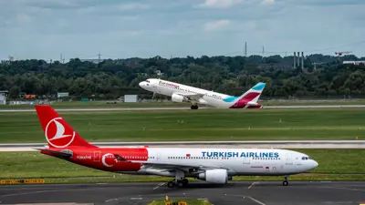 طائرة إيرباص A330 200 تابعة للخطوط الجوية التركية على ممر الإقلاع، في دوسلدورف، ألمانيا في 21 مايو 2024.