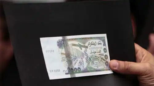 ورقة نقدية بقيمة 2000 دينار كانت تعادل (20 يورو)، الجزائر، 25 أبريل 2011.